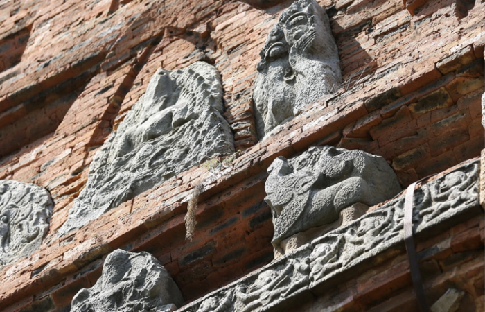 Decorative patterns on the ancient tower