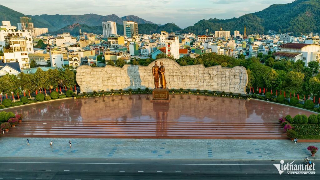 Nguyen Sinh Sac & Nguyen Tat Thanh Monument
