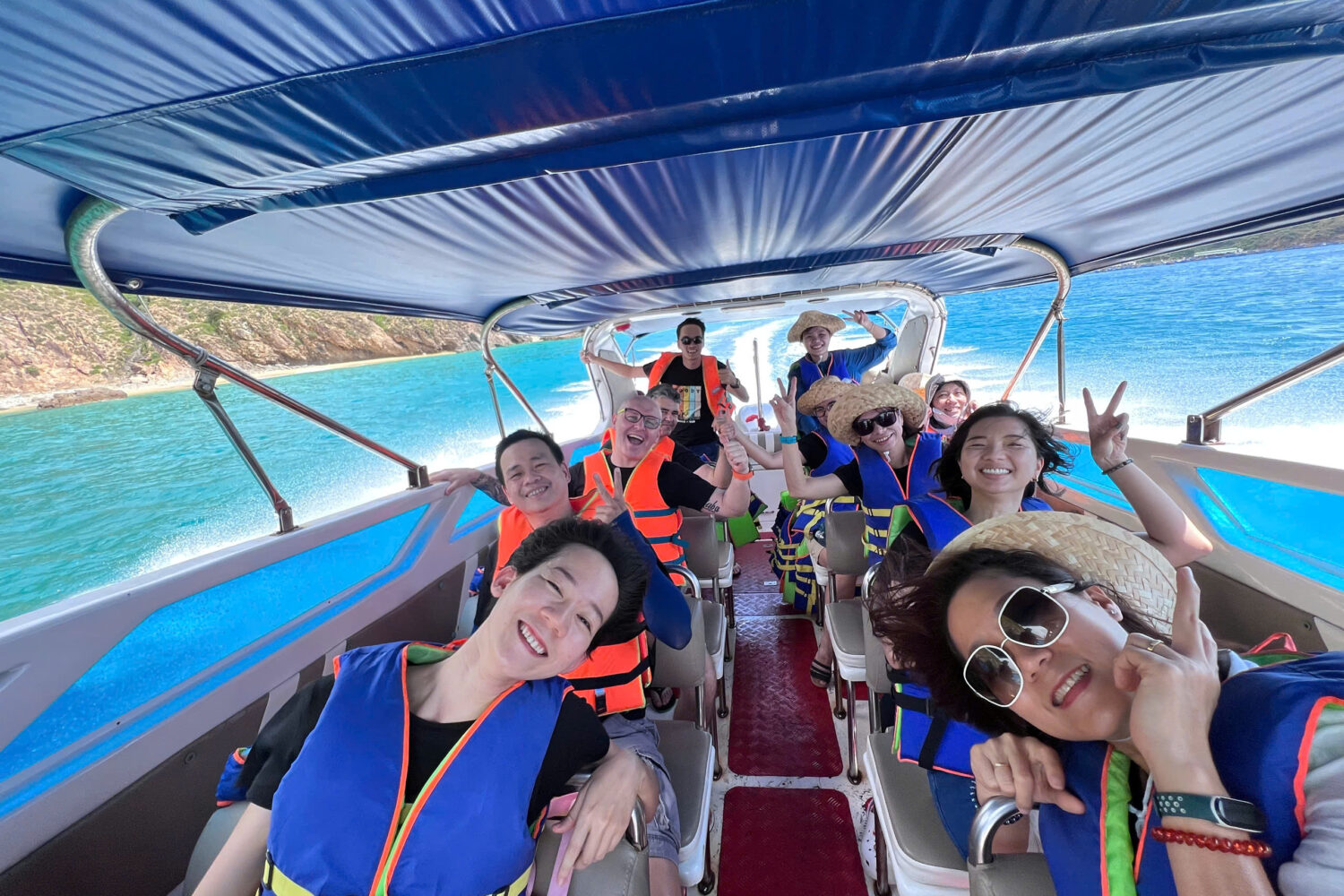 Head to island tour by high-speed canoe Head to island tour by high-speed canoe