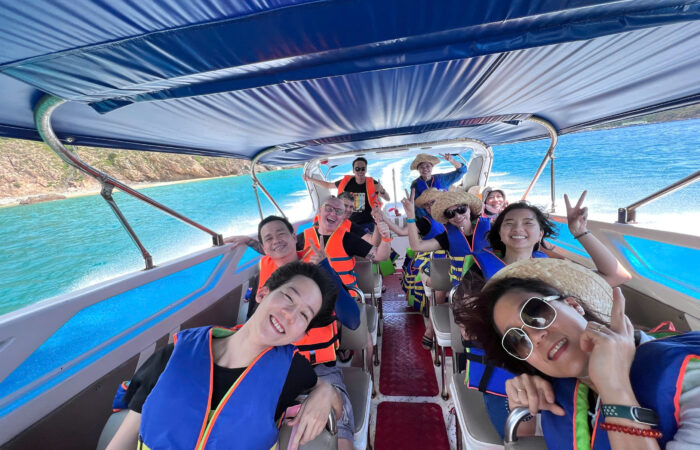 Head to island tour by high-speed canoe