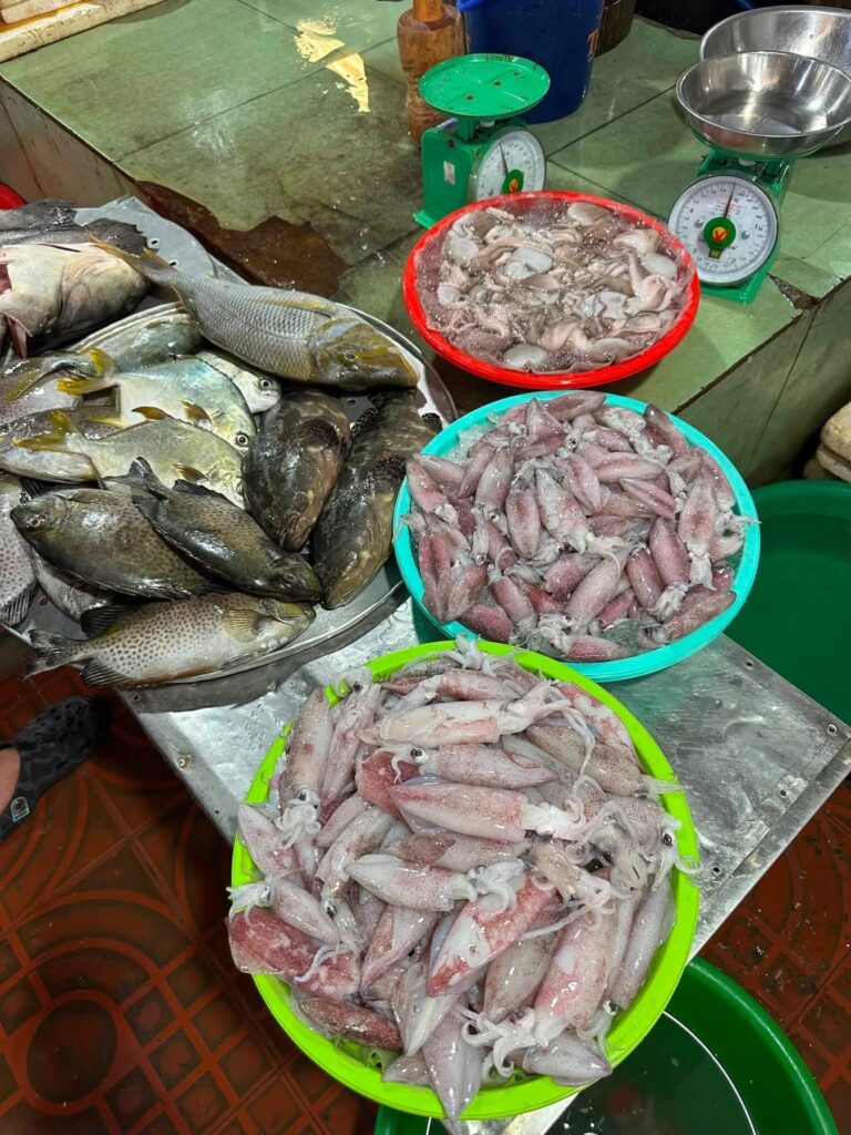 Fresh seafood in Cho Dam