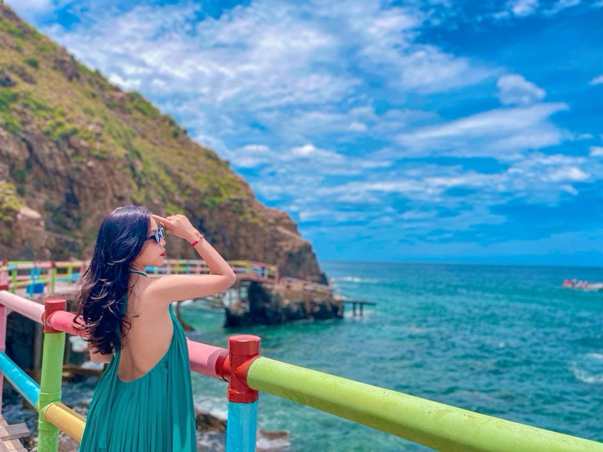 Pose tips in Ky Co Beach