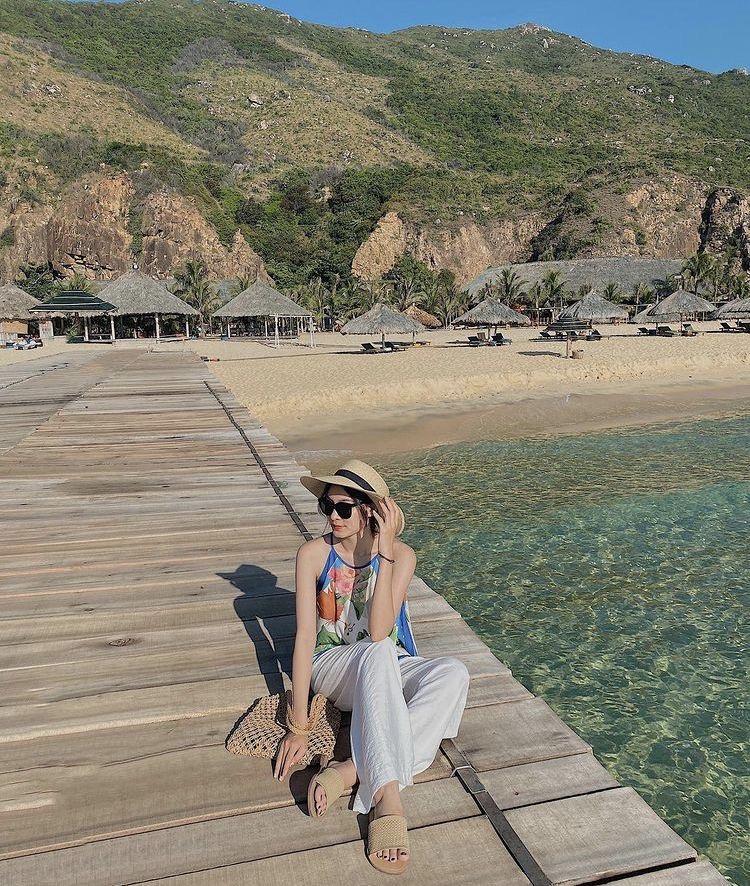 Pose tips in Ky Co Beach, Quy Nhon